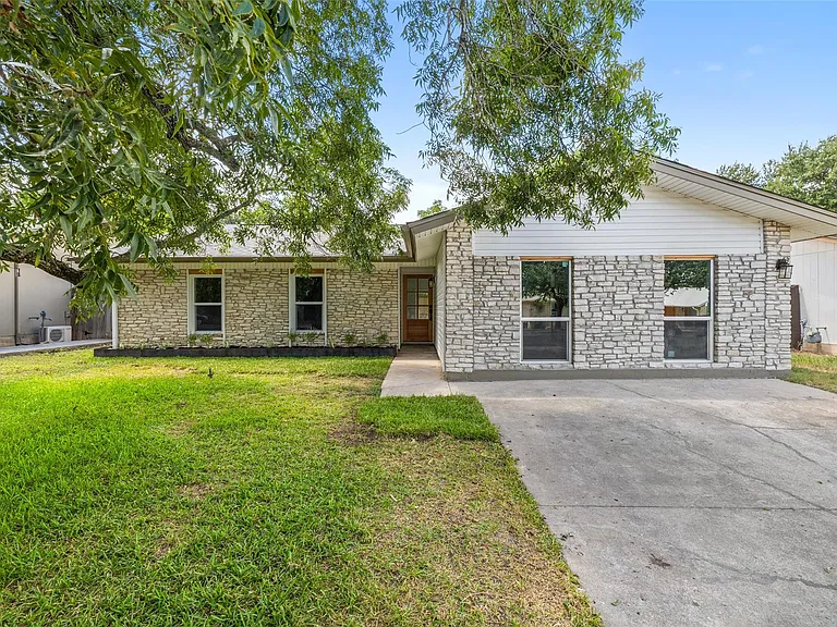 1111 Spearson Ln — Photo 1