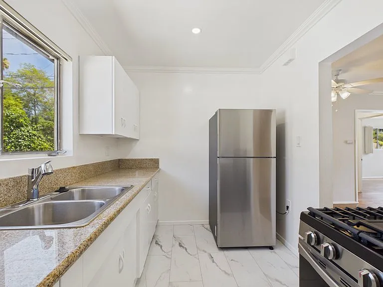 1720 Grevelia St #H — Photo 5