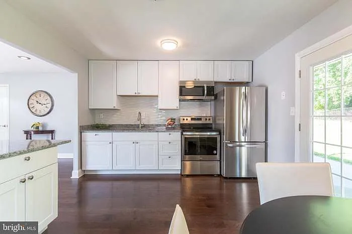 Building Photo - 421 Banksia Dr