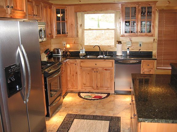 Kitchen w/ granite cntrtps, stainless app