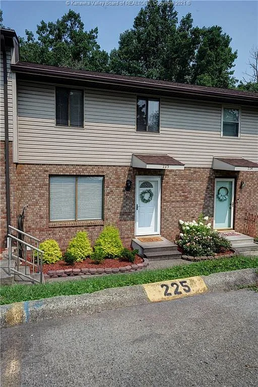 3 bed, 1.5 bath, 2160 sqft, $1,800 — Photo 1