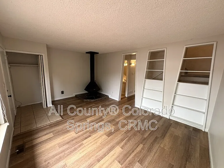 1138 Delaware Dr — Photo 2
