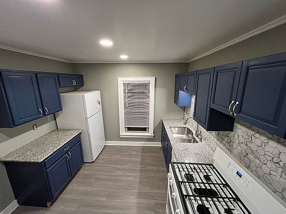 4th image of 563 Bird Ave