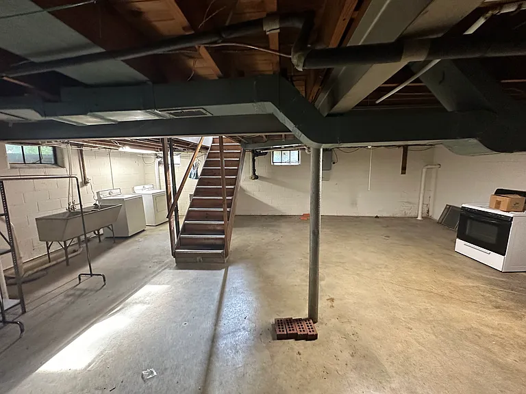 Basement with w/d and utility sink