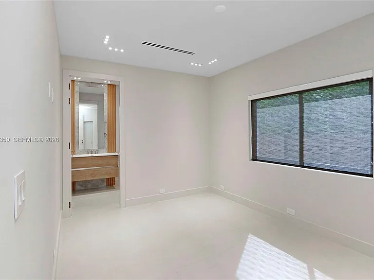 330 SW 19th Rd — Photo 29
