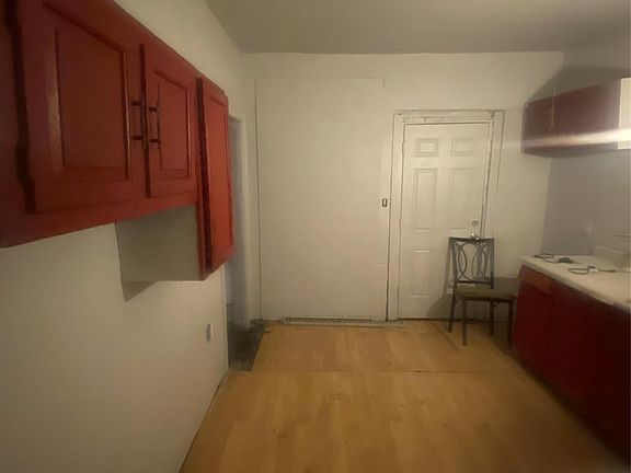 2nd image of 2545 Fullerton St