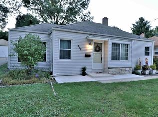 318 N Oak Knolls Ave, Rockford, IL 61107