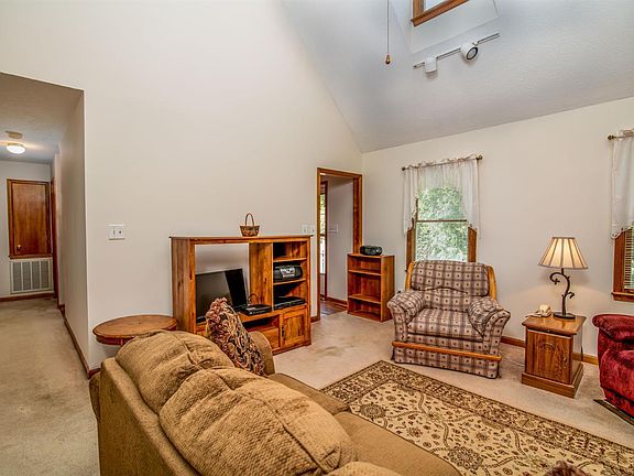 5th image of 215 Chadwick Dr