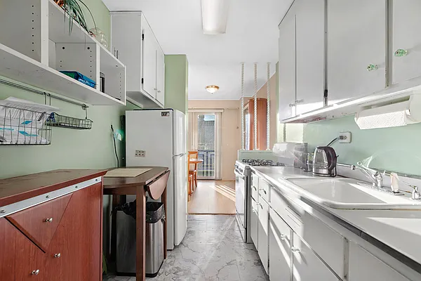 Sold by Thomas Lipovetsky, LREB | media 5