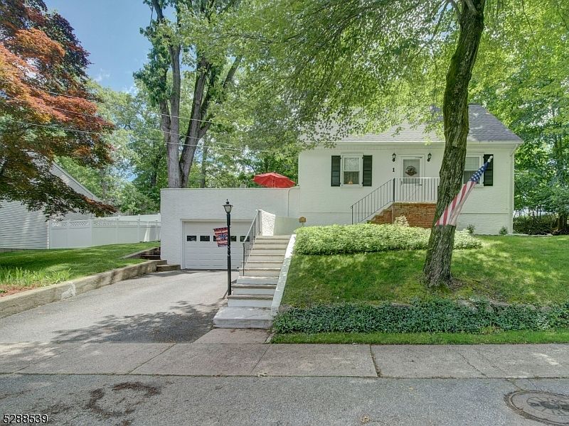 1st image of 1 Yvonne St