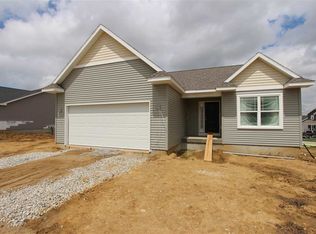 1425 Hummingbird Ln, Waterloo, IA 50702