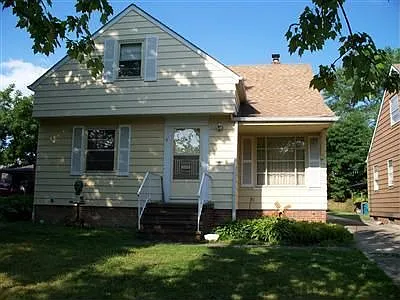5604 Saxon Dr photo 1