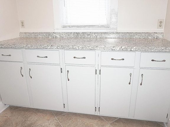 4th image of 301 Holt Ln