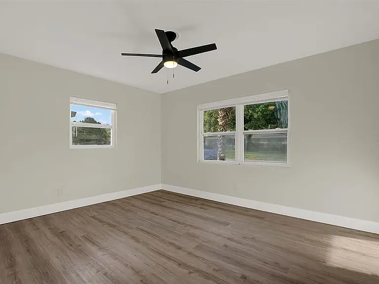 1352 Parkwood St — Photo 4