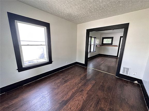 3rd image of 52 Frances St