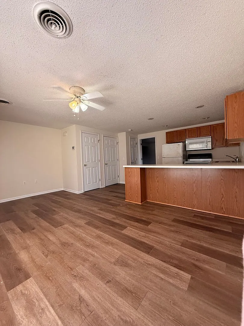 1517-MF7-E4 — Photo 3