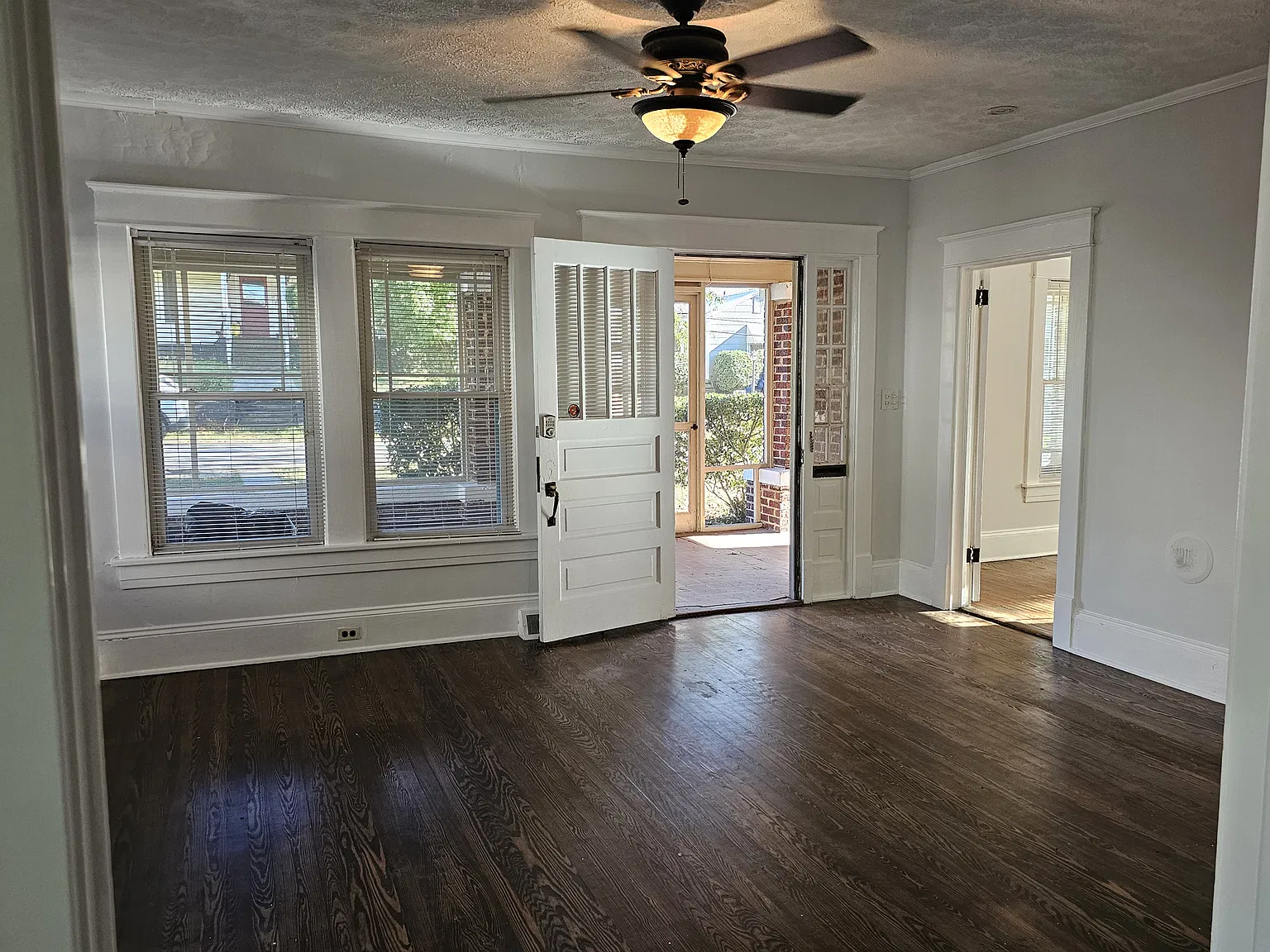 5 bed, 2200 sqft, $1,999 — Photo 3