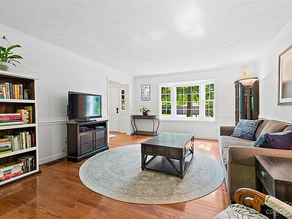 4th image of 2364 Glenheath Dr
