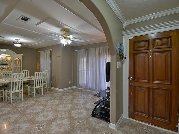 4th image of 630 Lexington Sq