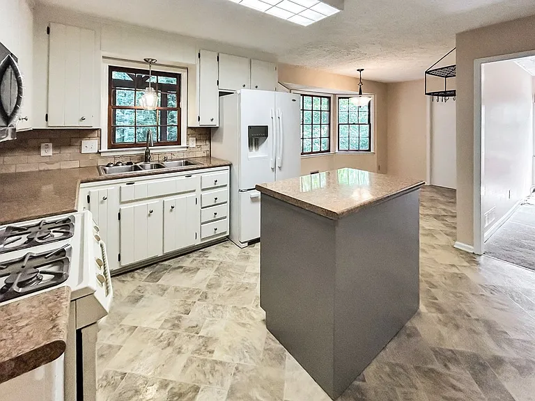 2491 Annandale Dr — Photo 8