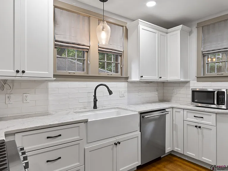 1041 Fontaine Rd — Photo 2
