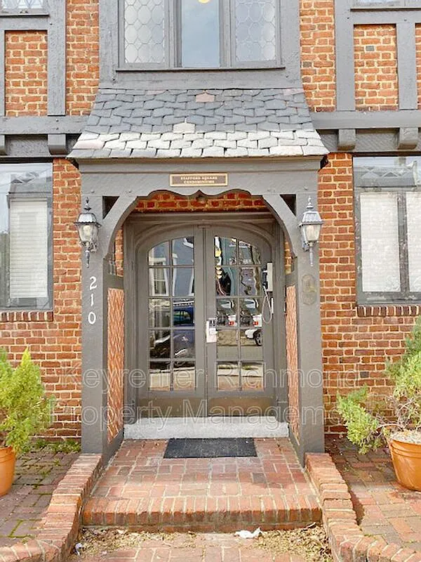 2 bed, 1.0 bath, 700 sqft, $1,600 — Photo 2