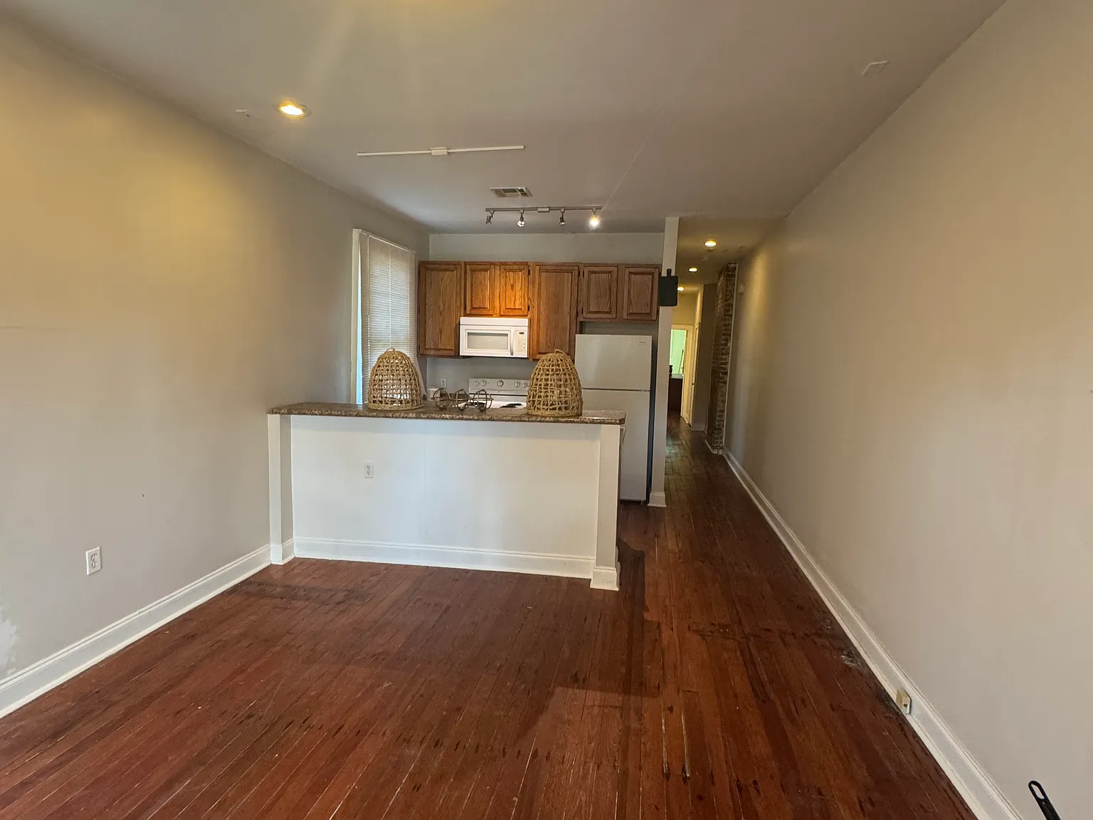 2 bed, 1000 sqft, $1,425 — Photo 2