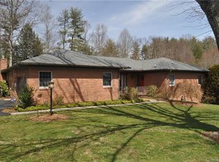 120 Larchmont Dr, Hendersonville, NC 28791