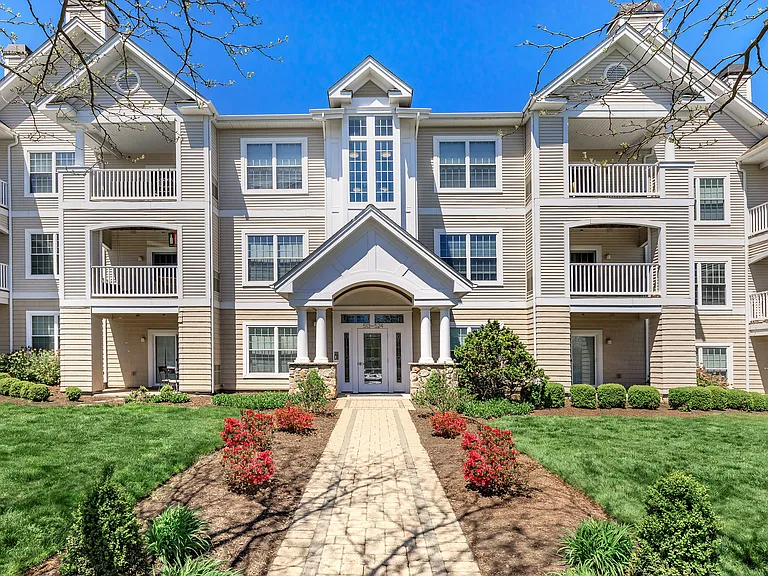 Knoll Crest Apartments — Photo 36