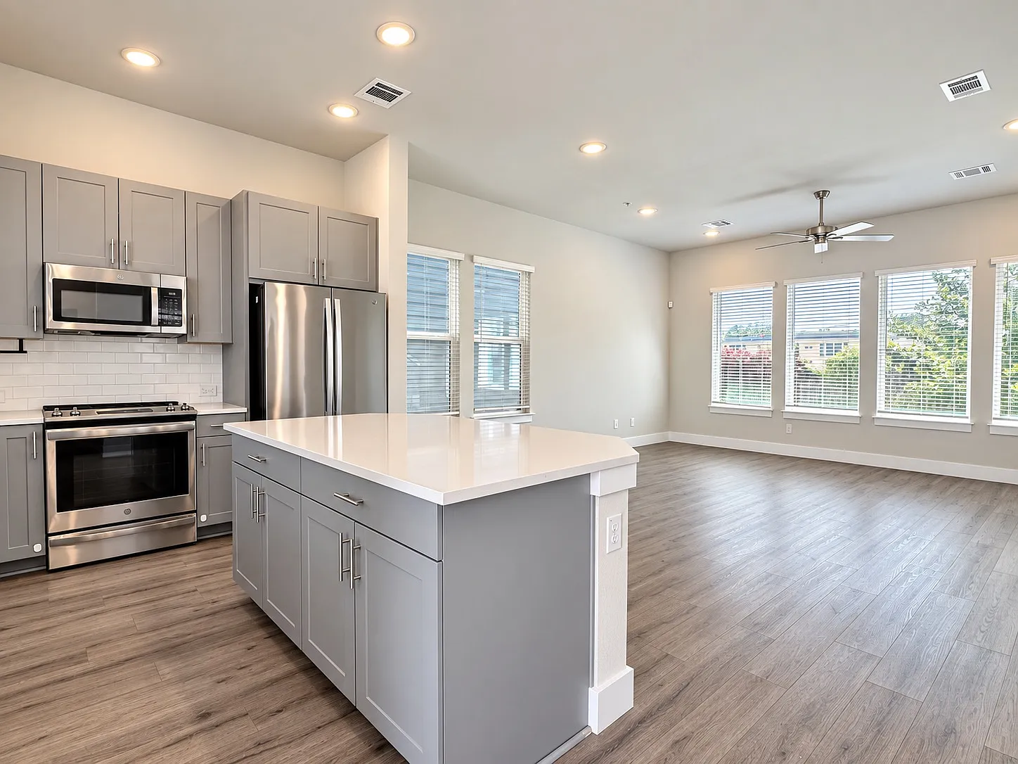 700 W Bedford Euless Rd — Photo 2