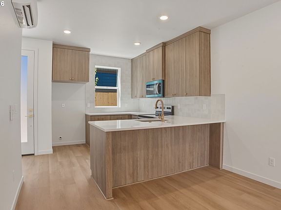 3rd image of 6187 N Albina Ave #2