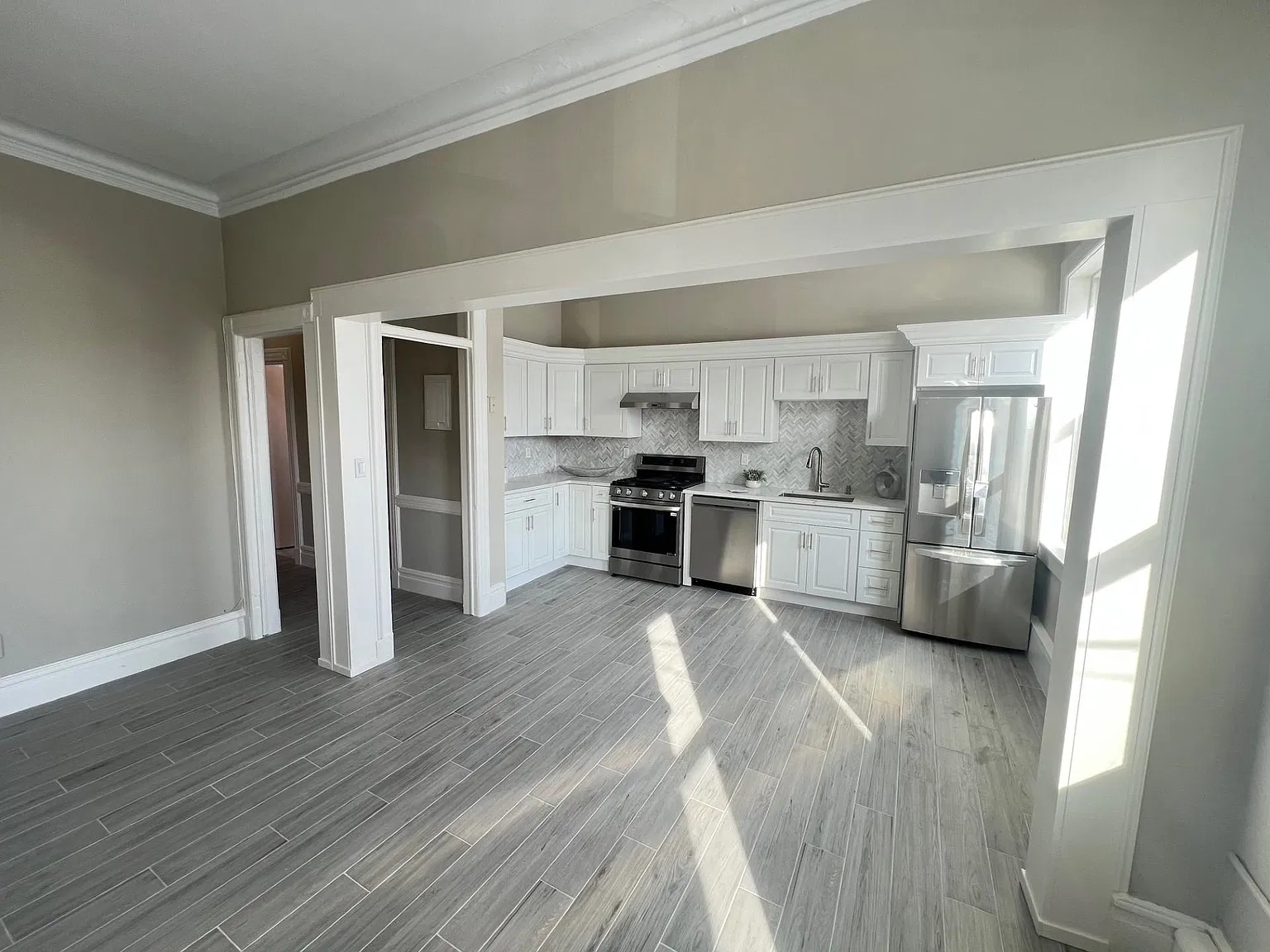 1 bed, 1.0 bath, 700 sqft, $2,400 — Photo 1