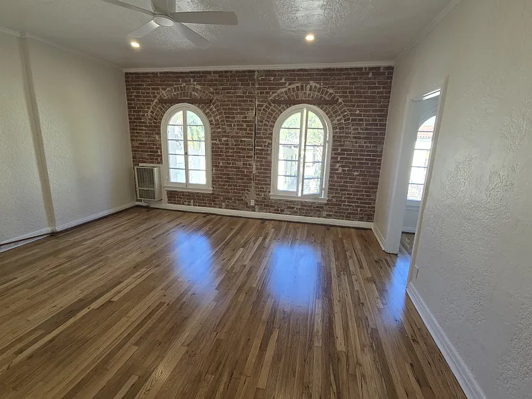 DE MILLE MANOR — Photo 36