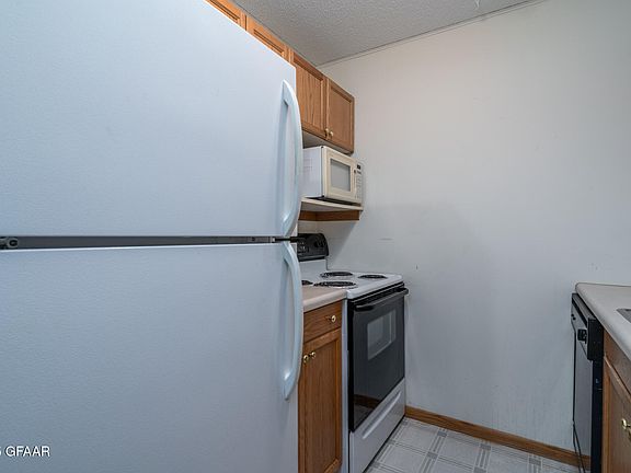 5th image of 921 32nd Ave S #4
