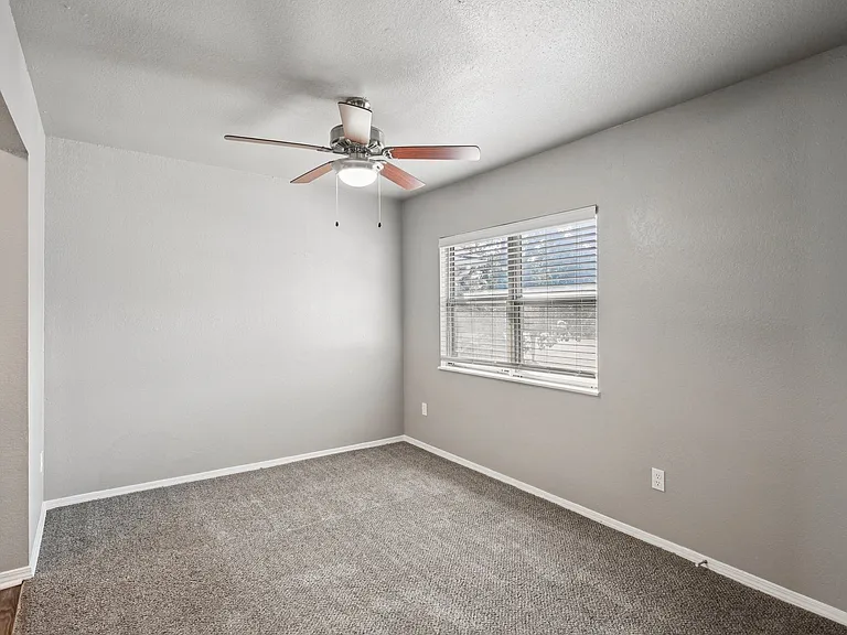Hidden Hills Apartments — Photo 20