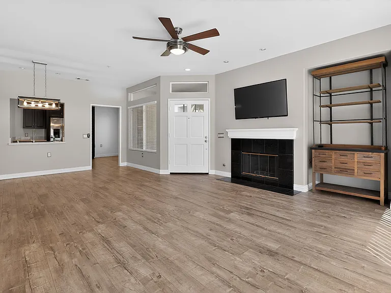 21610 Paseo Venezia — Photo 4