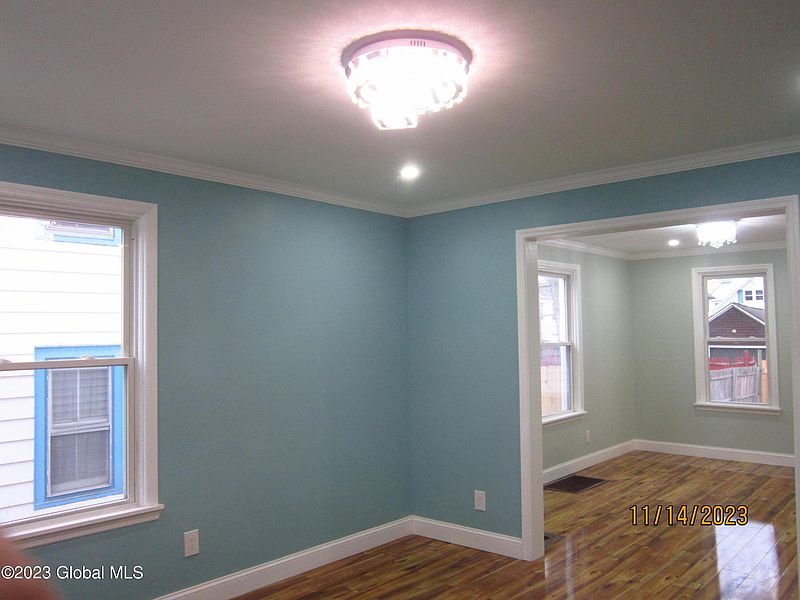 5th image of 35 Willow Avenue