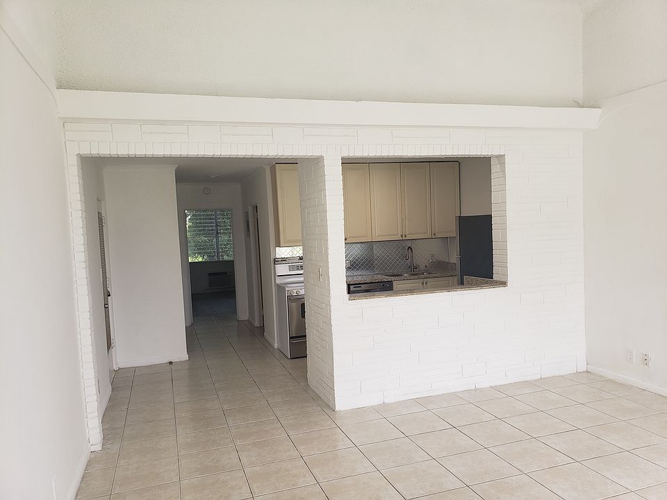 Large living room with 12+ foot high ceiling. Granite Passthrough