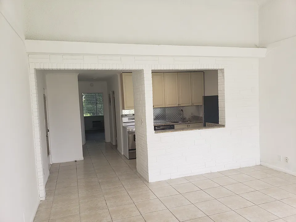 Large living room with 12+ foot high ceiling. Granite Passthrough