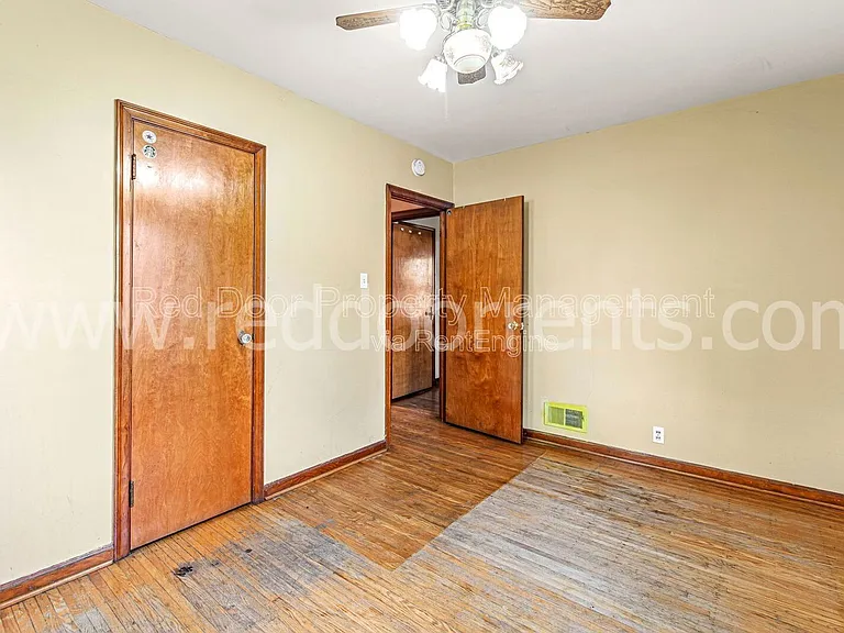 328 N Post Rd — Photo 11