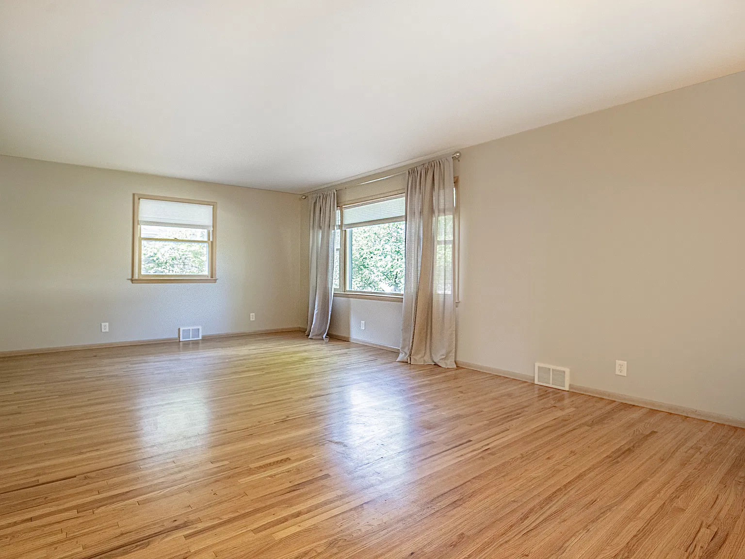 3 bed, 1.5 bath, 1409 sqft, $2,395 — Photo 3