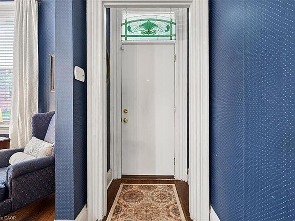 3rd image of 139 Queen St S