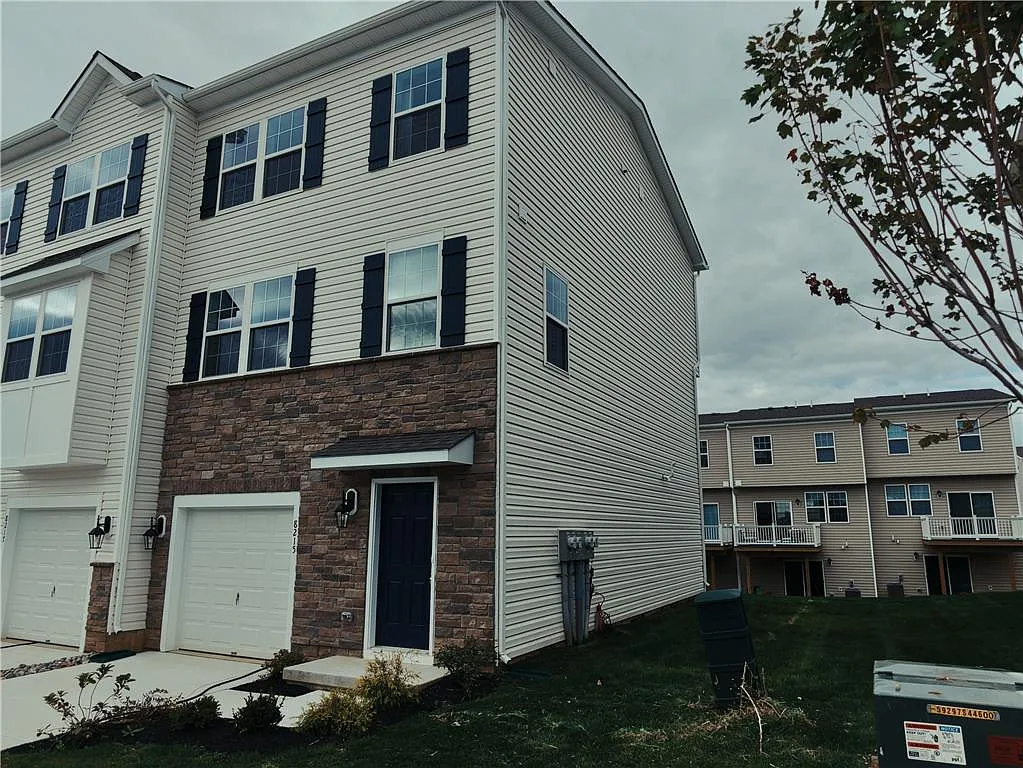 3 bed, 2.5 bath, 1969 sqft, $2,550 — Photo 2