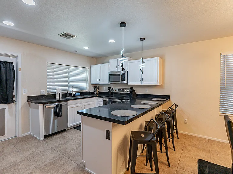 3911 W Desert Cove Ave — Photo 9