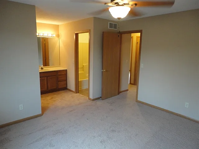 3 bed, 2.5 bath, 1289 sqft, $2,170 — Photo 4