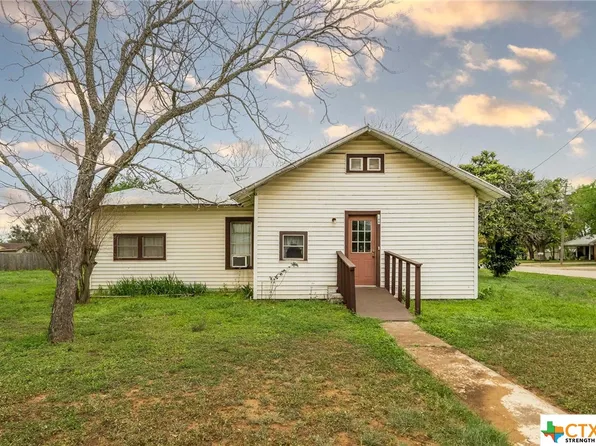 610 Cantrell Ave, Jourdanton, TX 78026