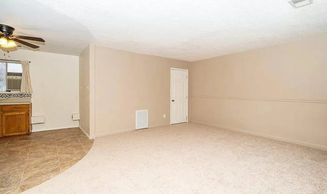 3 bed, 1000 sqft, $1,390 — Photo 2