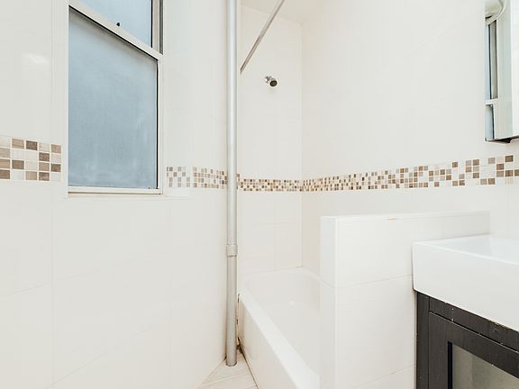 3rd image of 593 Franklin Ave APT 2L