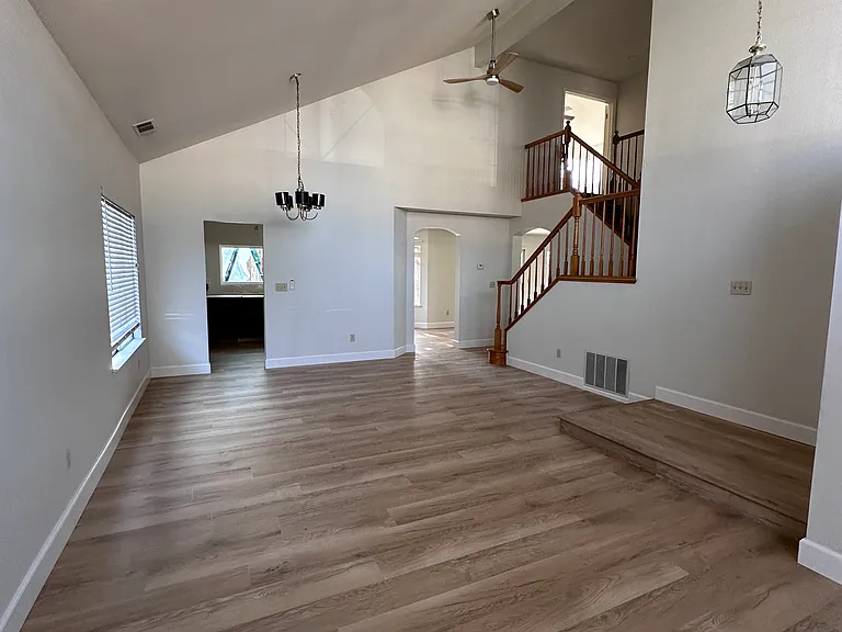 52 Elizabeth Ct — Photo 2