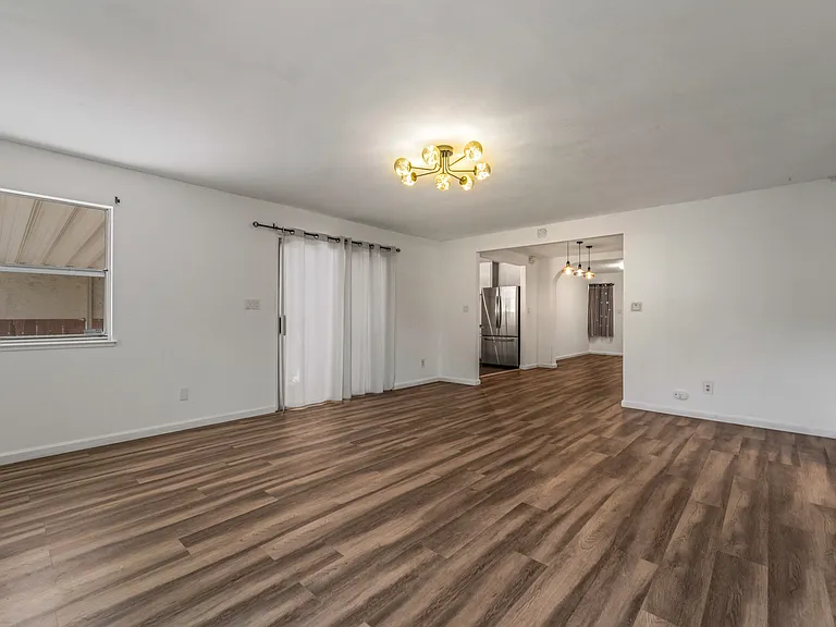 560 Russell St — Photo 18